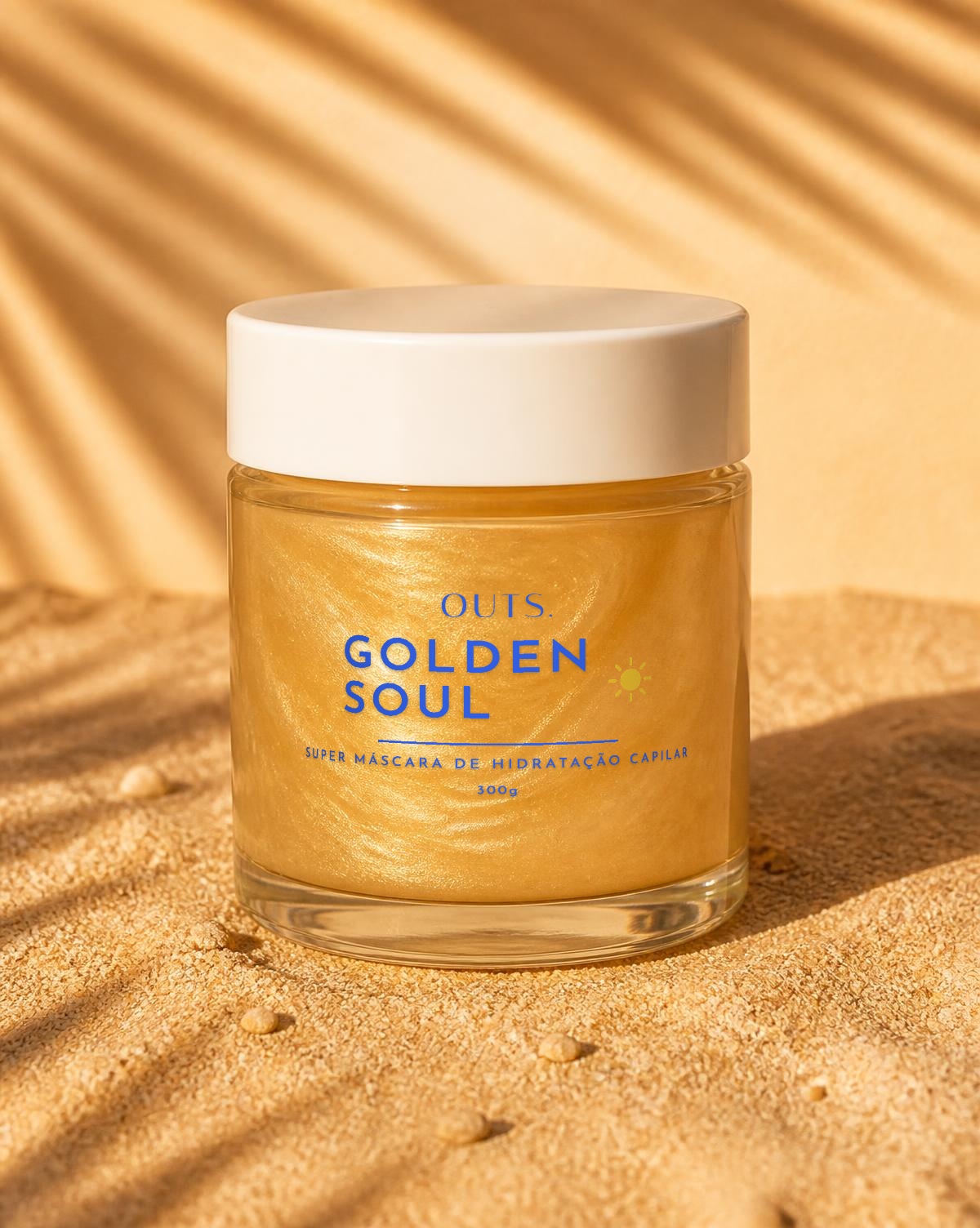 Pote de máscara capilar GOLDEN SOUL com creme dourado perolado sob sombra de palmeira